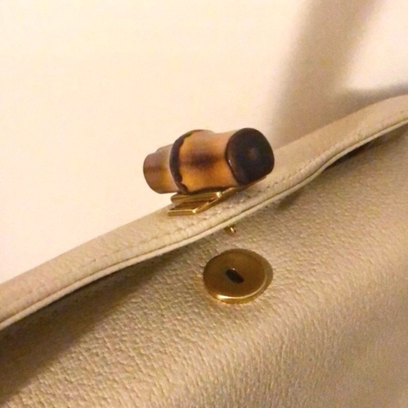 Vintage Gucci Beige Convertible Leather Crossbody Handbag with extra Beige Knob - Picture 4 of 16